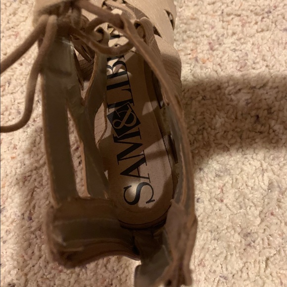 shoes - Picture 3 of 3